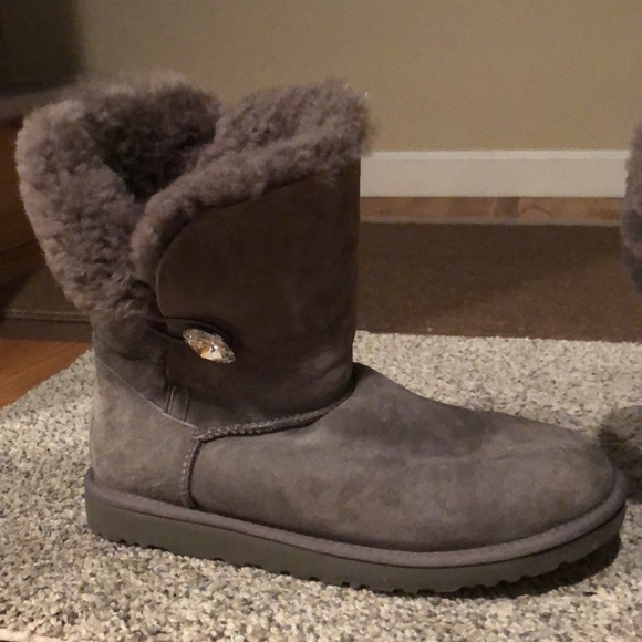 Gray women’s UGG boots size 9 - Picture 2 of 2